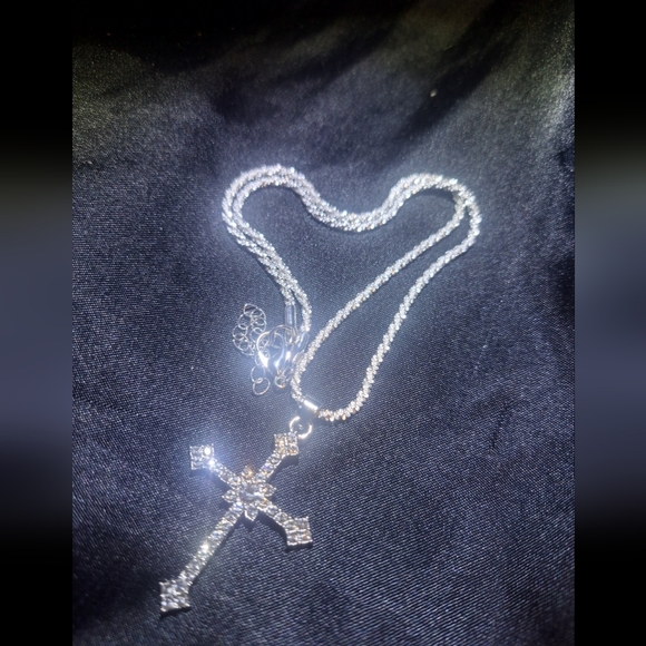 Elegant Silver Cross Pendant Necklace - Picture 4 of 6